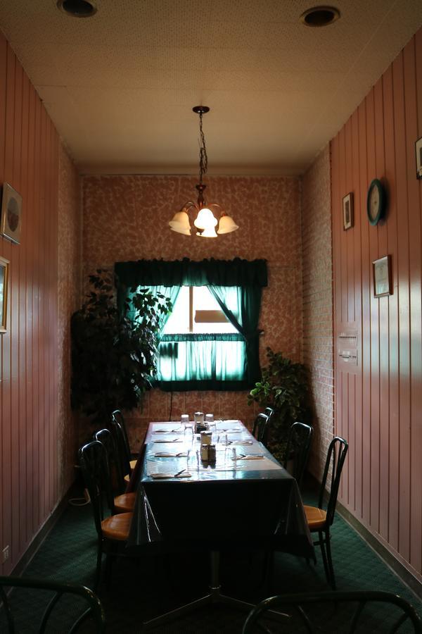Manitou Motor Inn Buitenkant foto